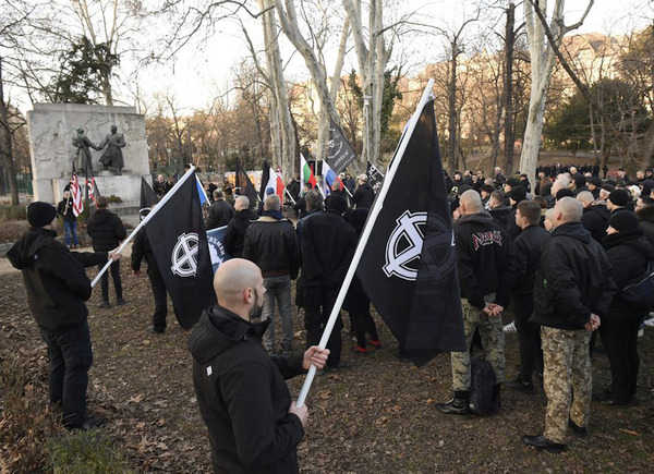 Som amerikanere tror europæere ser ud på baggrund af deres presse (foto fra Hungary Today)