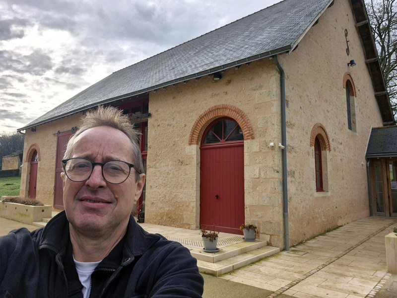 Claus foran "kirken" på stedet. (Kaldet "the barn")