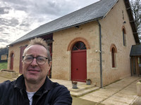 Claus foran "kirken" på stedet. (Kaldet "the barn")