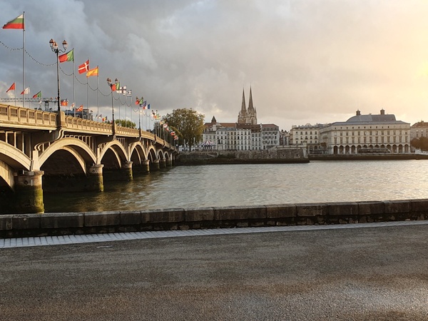 The river in St. Jean Pied de Port ("Nive de Béhérobie"). Notice the flags - even a Danish one.