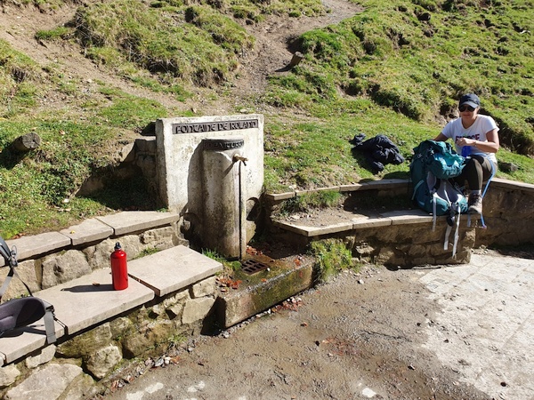 Finally at the French-Spanish border, "Fuente de Roldán". The lady is Australian, I found out.
