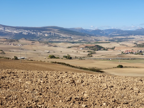 Approaching Alto Del Perdon. Mountains to the north. Plenty of farming.