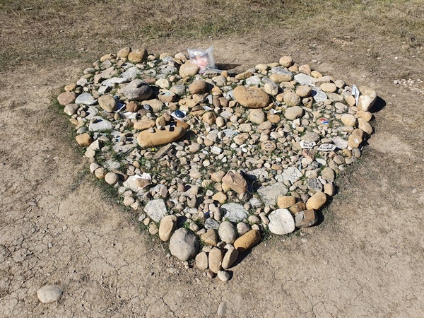 Another spot with remembrance stones.