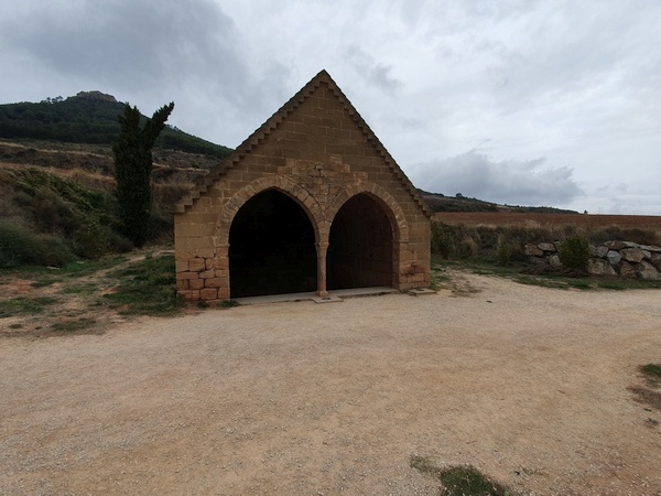 Fuente Medieval. Castillo de Monjardin in the background