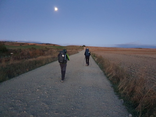 Just outside Ciriñuela in the morning cold at 08:00. Elisabeth and Fabrizio