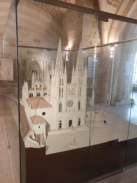 It is hard to get to see all of the cathedral of Burgos. This model helped grasp its magnificence