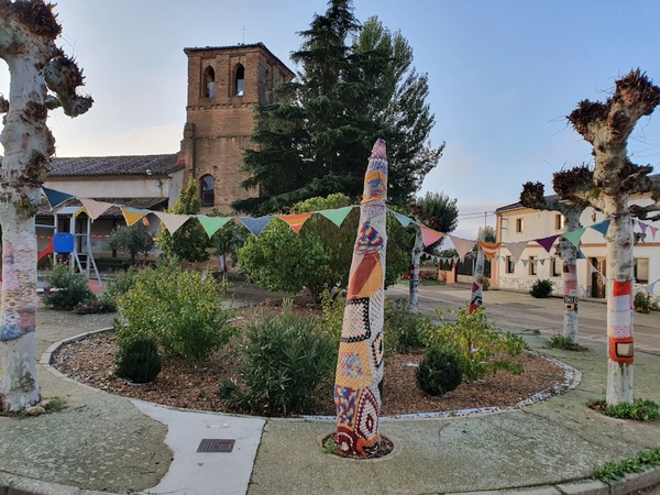 Funny, knitted protection for trees in Moratinos, Palencia