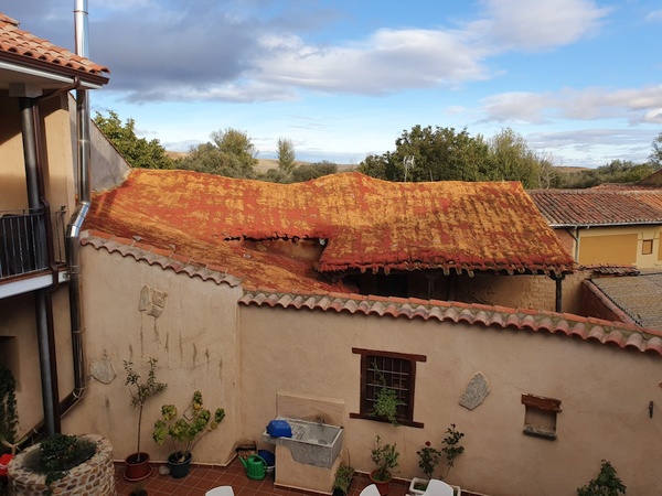 Beautiful colours in Albergue Parroquial de Santibáñez.