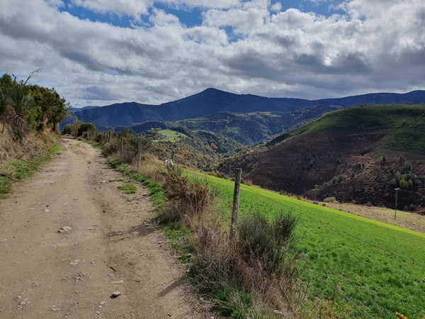 Shortly after La Faba. Now it gets really beautiful. This is probably THE best day of the entire camino walk. Look at those colours