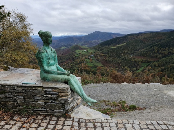 Bronze statue close to O'Cebreiro