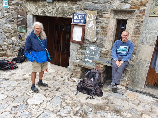 An american and an argentian pilgrim next to the bar where I had coffee. When I turned from this photo - there was Elisabeth! She had caught up with me. So amazed.