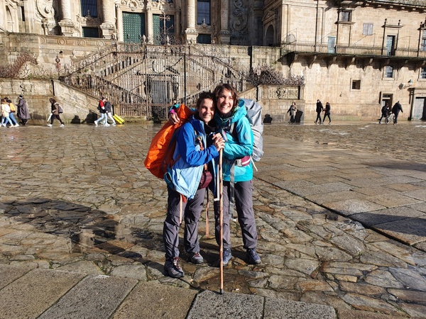 Eleonora and Carola hugging in front of the Cathedral