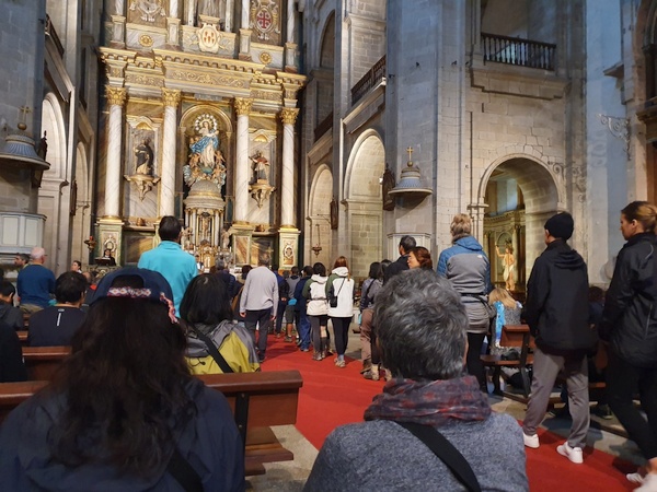 Pilgrims lining up for supper. So did I. We did not have wine, only bread. But the minister had wine. Strange.