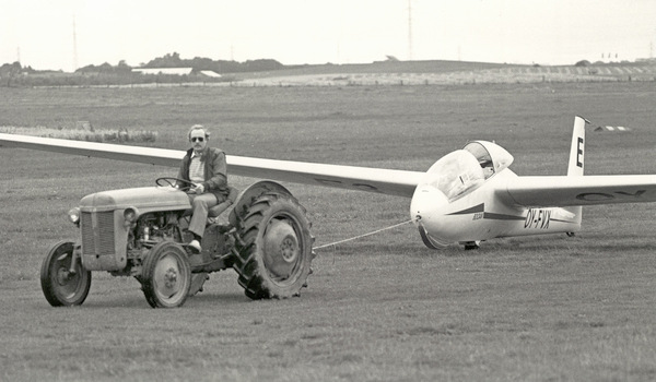 Rehne på traktor med Bocian , OY-FVX (E3) på slæb