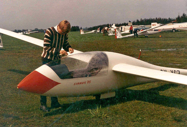 Ole Steen Poulsen nusser med Cirrus 75 (E6) på Arnborg.