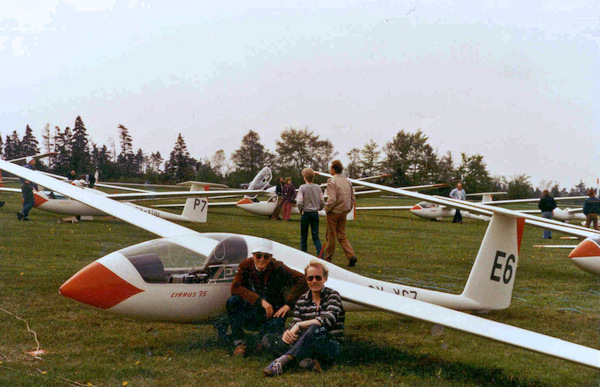 Rehne Andersen og Ole Steen Poulsen foran Cirrus 75 (E6) i startfeltet til Arnborg Åben