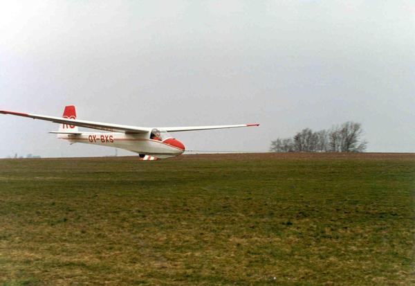 Ka-8 OY-BXS i start fra bane 07 på Kirstinesminde. Piloten anes (Frits Schneider)