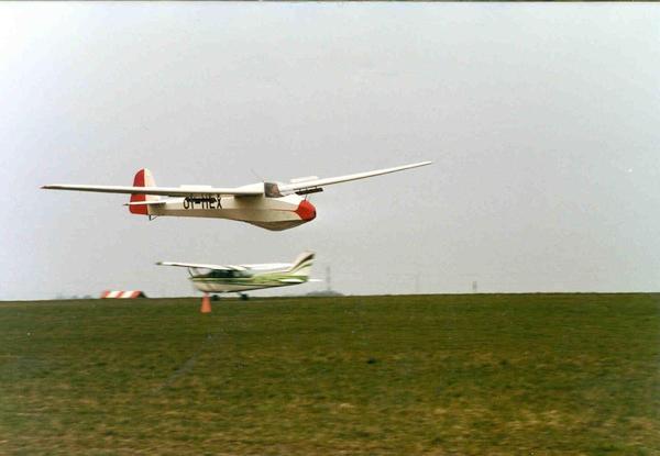 Spatz OY-MEX under anflyvning til bane 07