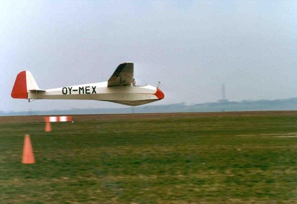 Christian Melholdt under landing i Spatz OY-MEX