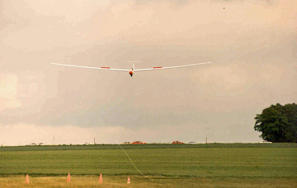 Nimbus II, OY-XOH (E5) på anflyvning til bane 25.
 Bemærk bilerne, der altid holdt og kiggede på