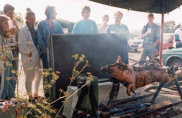 Grillstegning af gris på Kirstnesminde. Carlos Teixeira, Lene Madsen, Per Guldmann, Rasmus Glad Romlund, Helmer Foged, Jan Skytte, Calle Carlsson