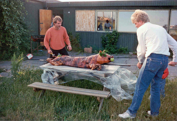 Frank Nielsen og Uffe Edslev klargør gris til spisning.