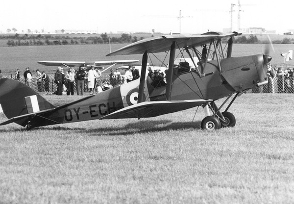 Carsten Ølholm's Tiger Moth på Kirstinesminde under Åbent Hus dag.